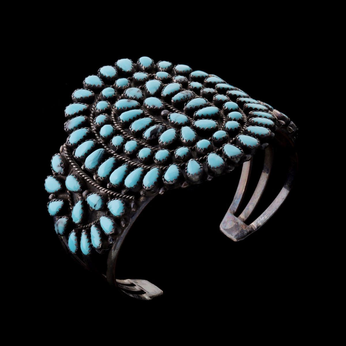 A ZUNI TURQUOISE AND STERLING BRACELET WITH 100 STONES