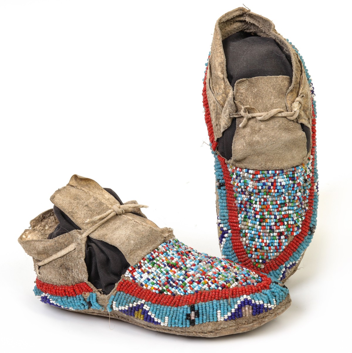 A PAIR EARLY 20TH CENTURY SIOUX BEADED MOCCASINS