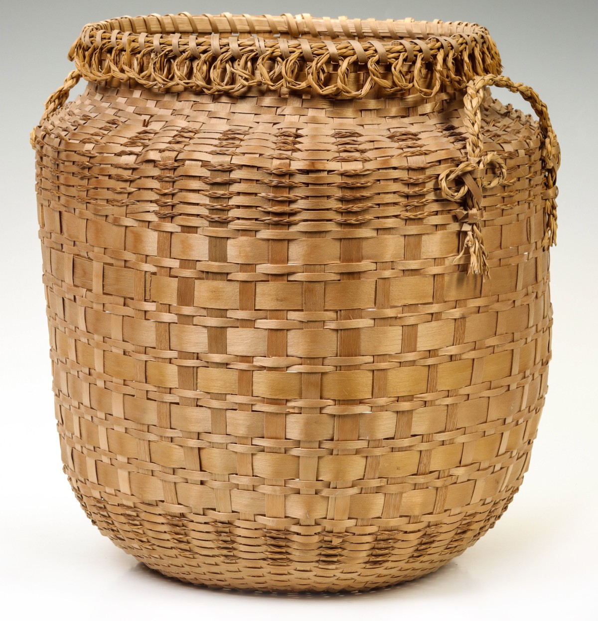 A LARGE LATE 20TH CENTURY PENOBSCOT BASKET