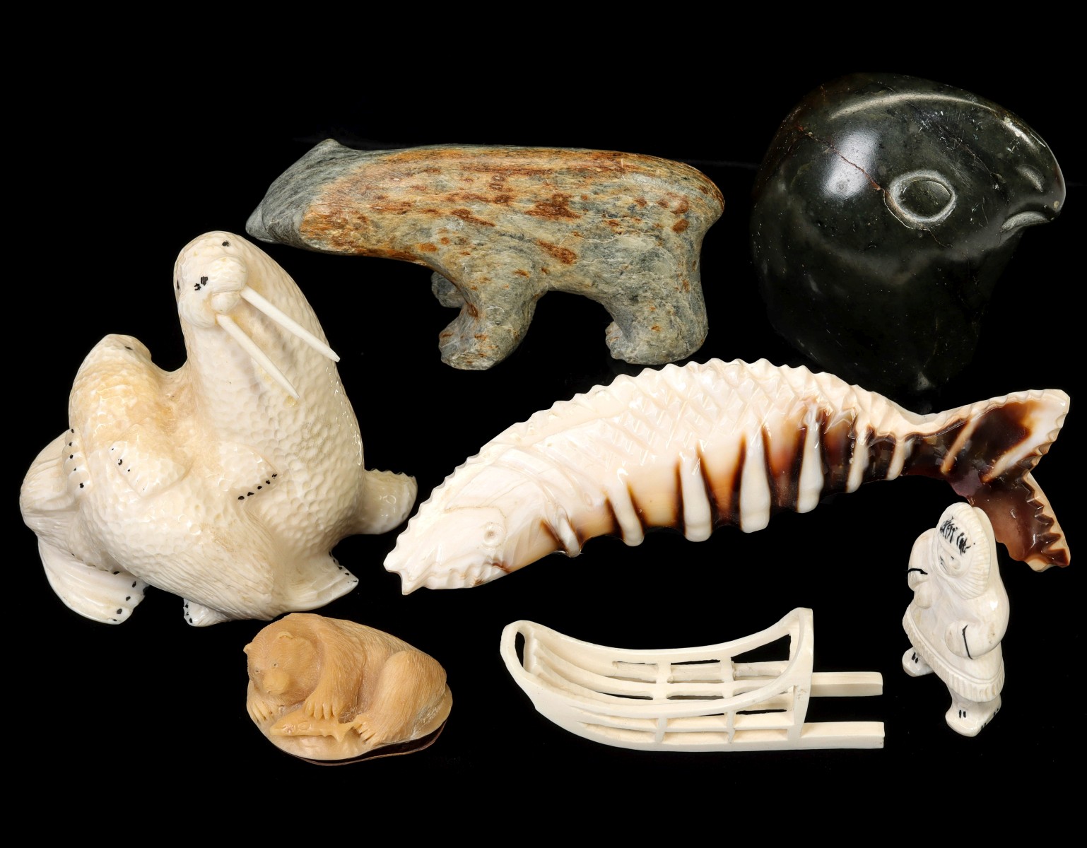 A COLLECTION OF INUIT CARVINGS INCLUDING STEATITE