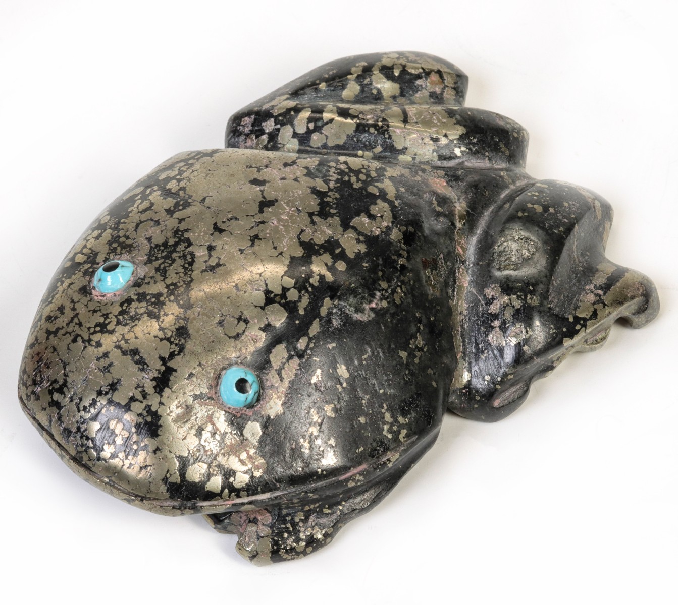 AN ARTIST SIGNED NATIVE AMERICAN CARVED HEMATITE FROG