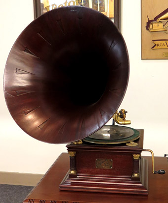 Victor VI with Mahogany Speartip Horn