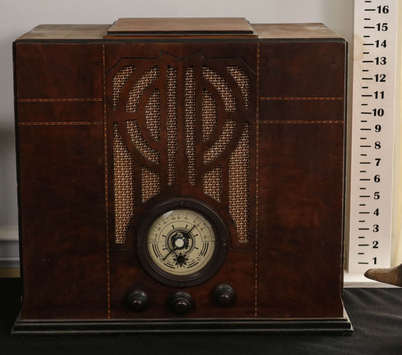 A 1930S ZENITH WOOD CASE TABLET TOP RADIO