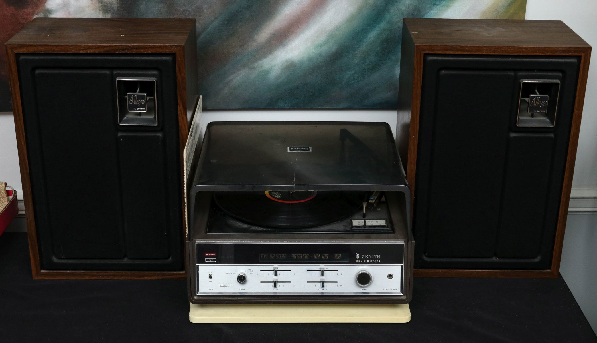 ZENITH AM/FM TUNER WITH TURNTABLE AND SPEAKERS