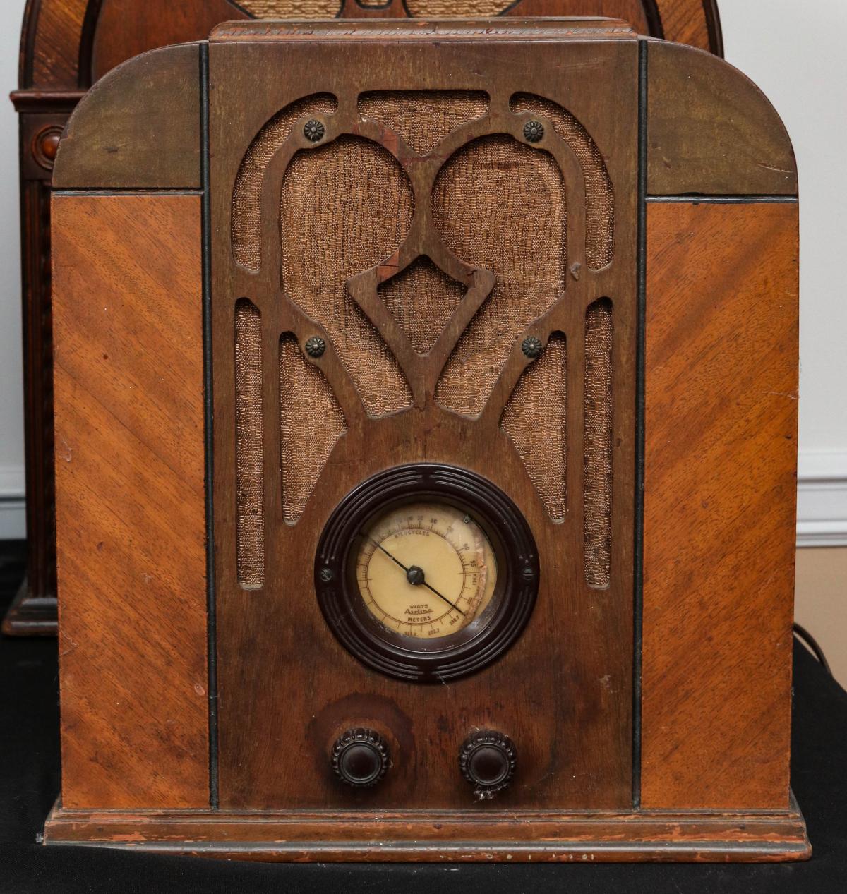 A 1930s WOOD TOMBSTONE CASE TABLE TOP RADIO