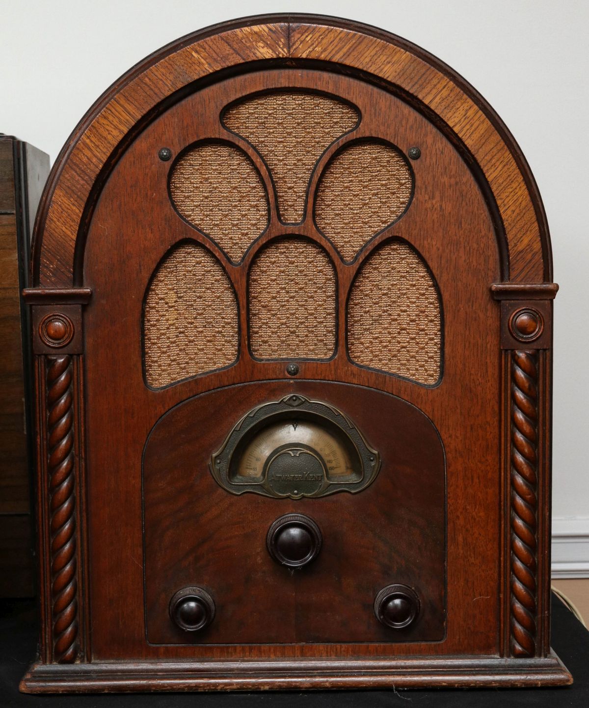 A 1930s ATWATER KENT WOOD CASE TABLE TOP RADIO