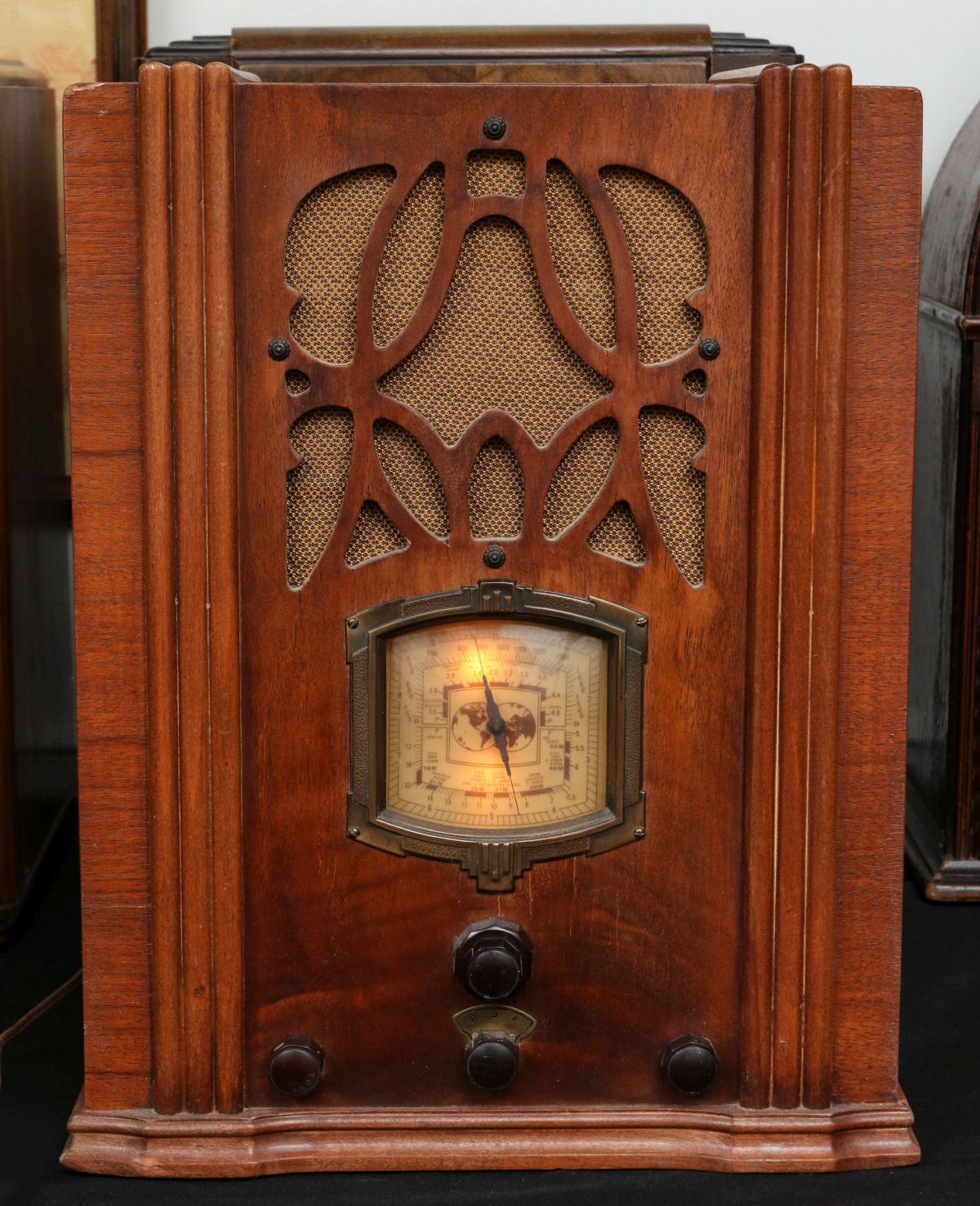 A 1930s WOOD TOMBSTONE CASE TABLE TOP RADIO