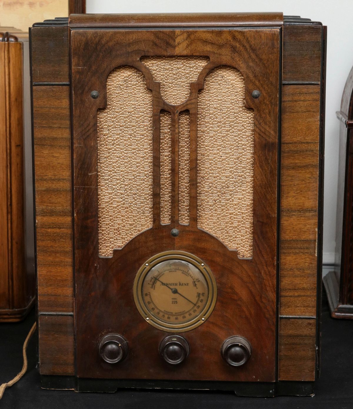 A 1930s ATWATER KENT WOOD CASE TABLE TOP RADIO