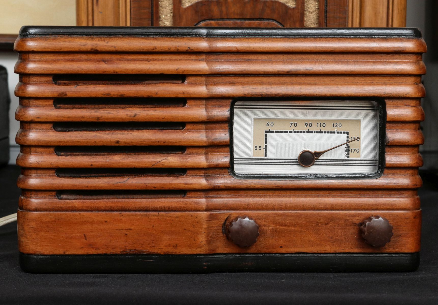 A 1930s AIR KING ART DECO TABLE TOP RADIO