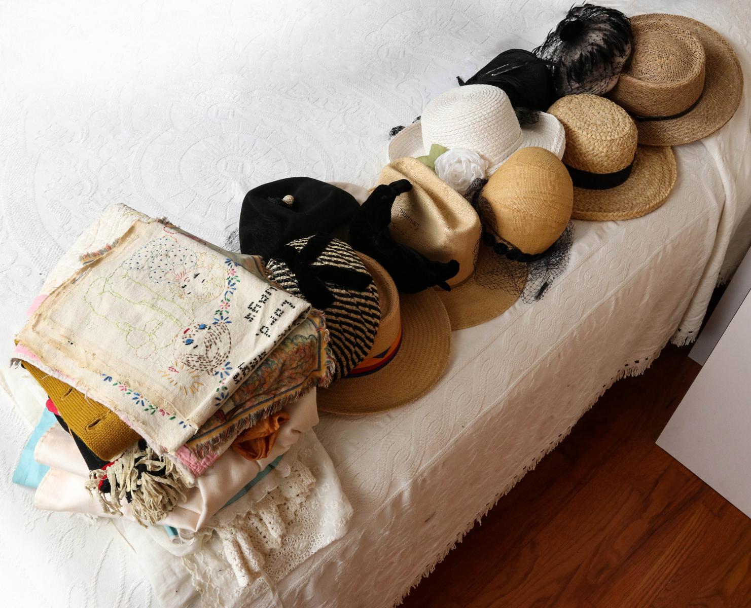 A COLLECTION OF VINTAGE HATS AND LINENS