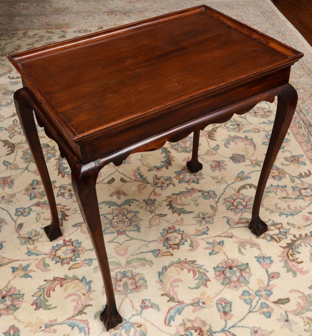 AN EARLY 19TH CENT QUEEN ANNE DISH TOP TEA TABLE