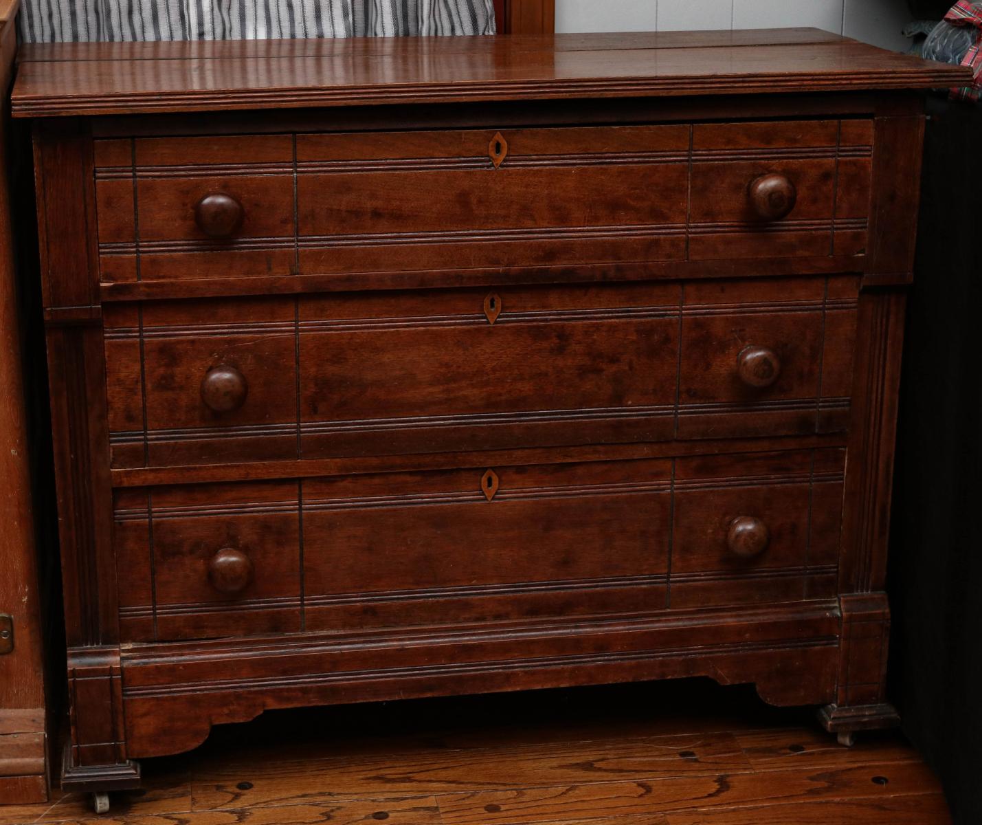 A 19TH CENTURY AMERICAN THREE DRAWER CHEST