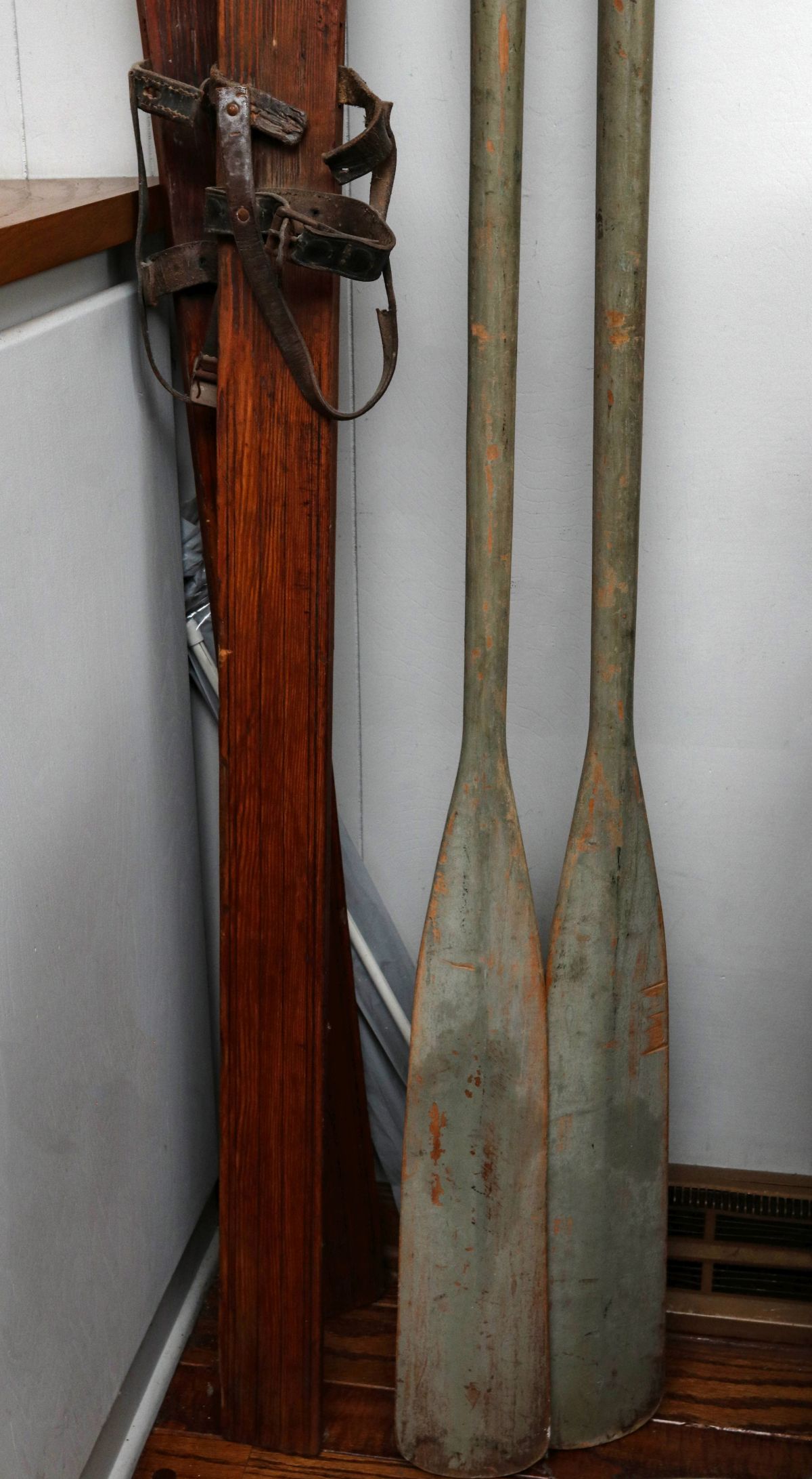 WOOD SKI PAIR AND BOAT OARS IN OLD GREEN PAINT