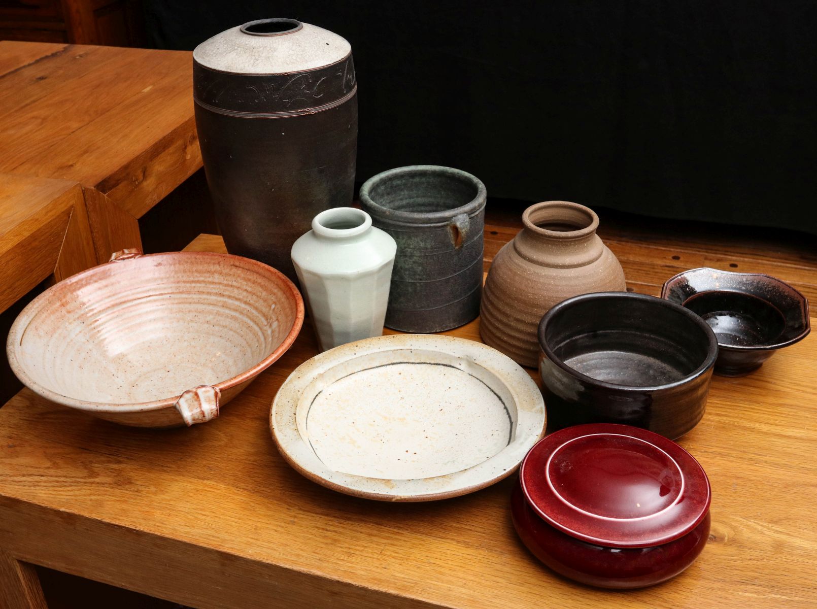 A COLLECTION OF ARTIST SIGNED STUDIO POTTERY