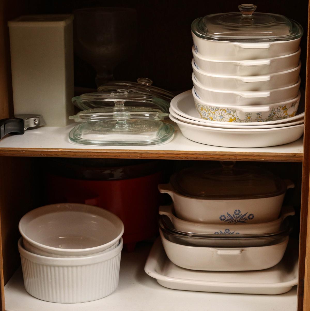 CORNING WARE AND OTHER KITCHEN ITEMS