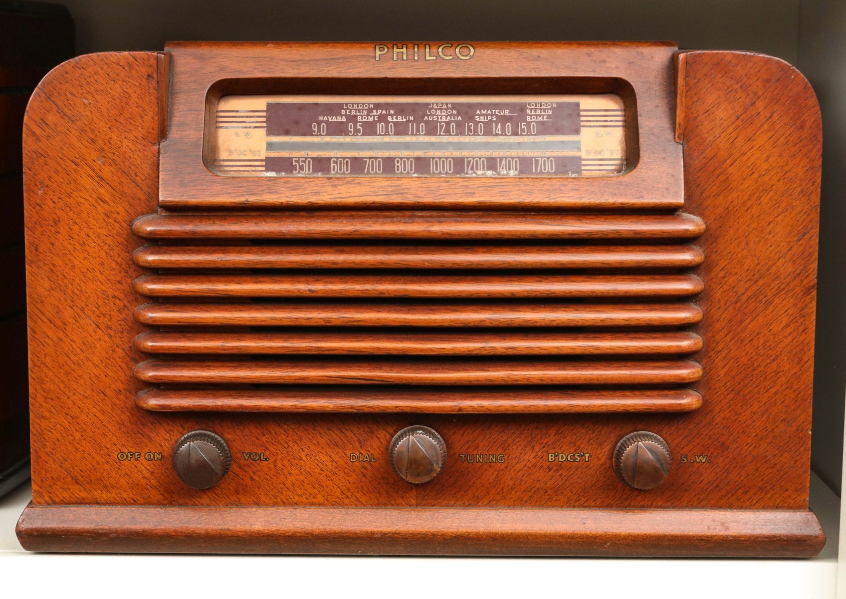 A 1940s PHILCO WOOD CASE TABLE TOP RADIO