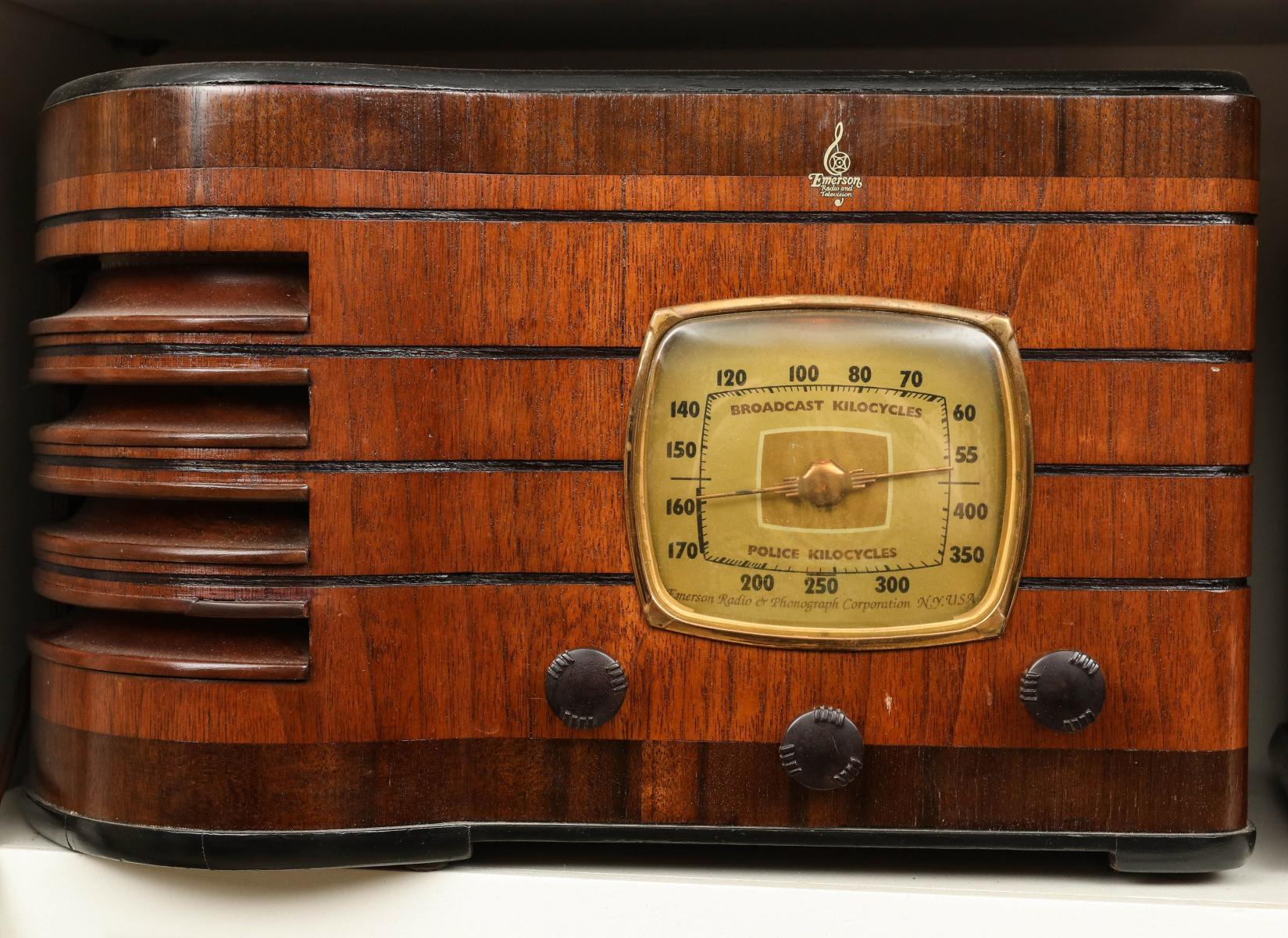 A 1930s EMERSON WOOD CASE TABLE TOP RADIO