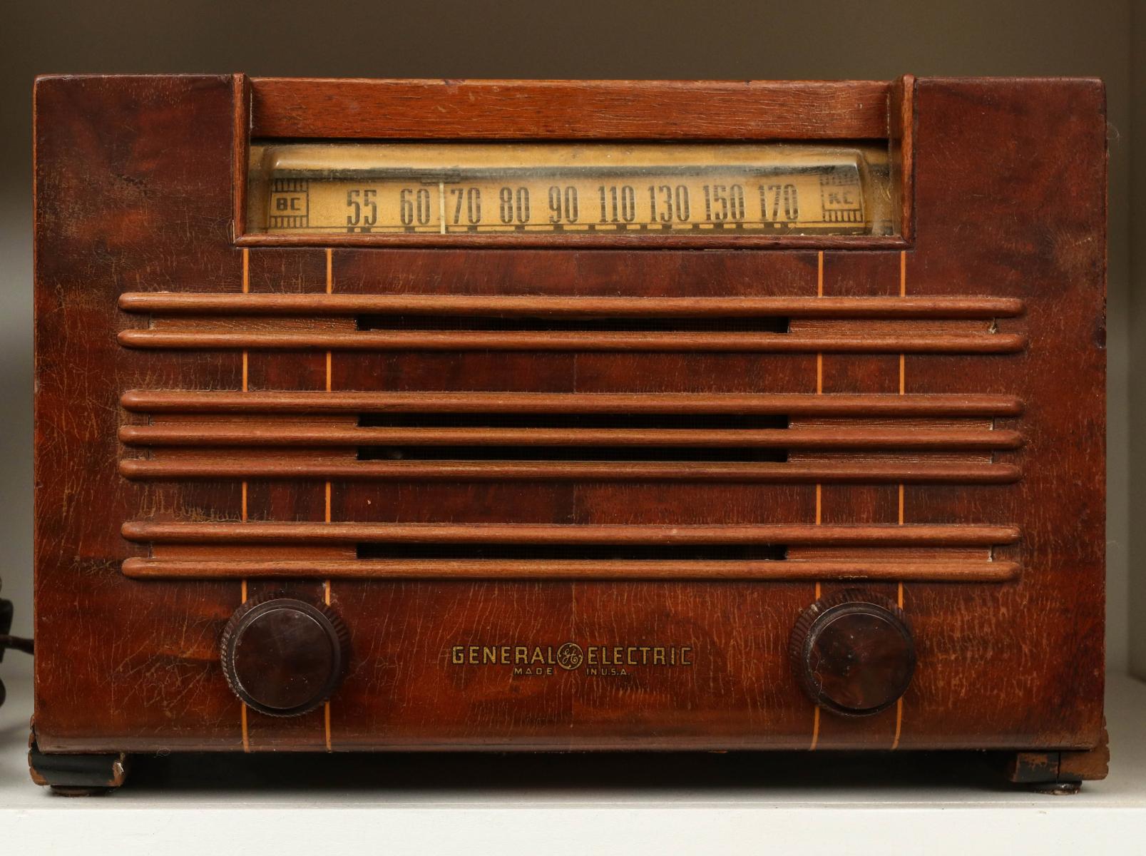 A 1930s GENERAL ELECTRIC WOOD CASE TABLE TOP RADIO