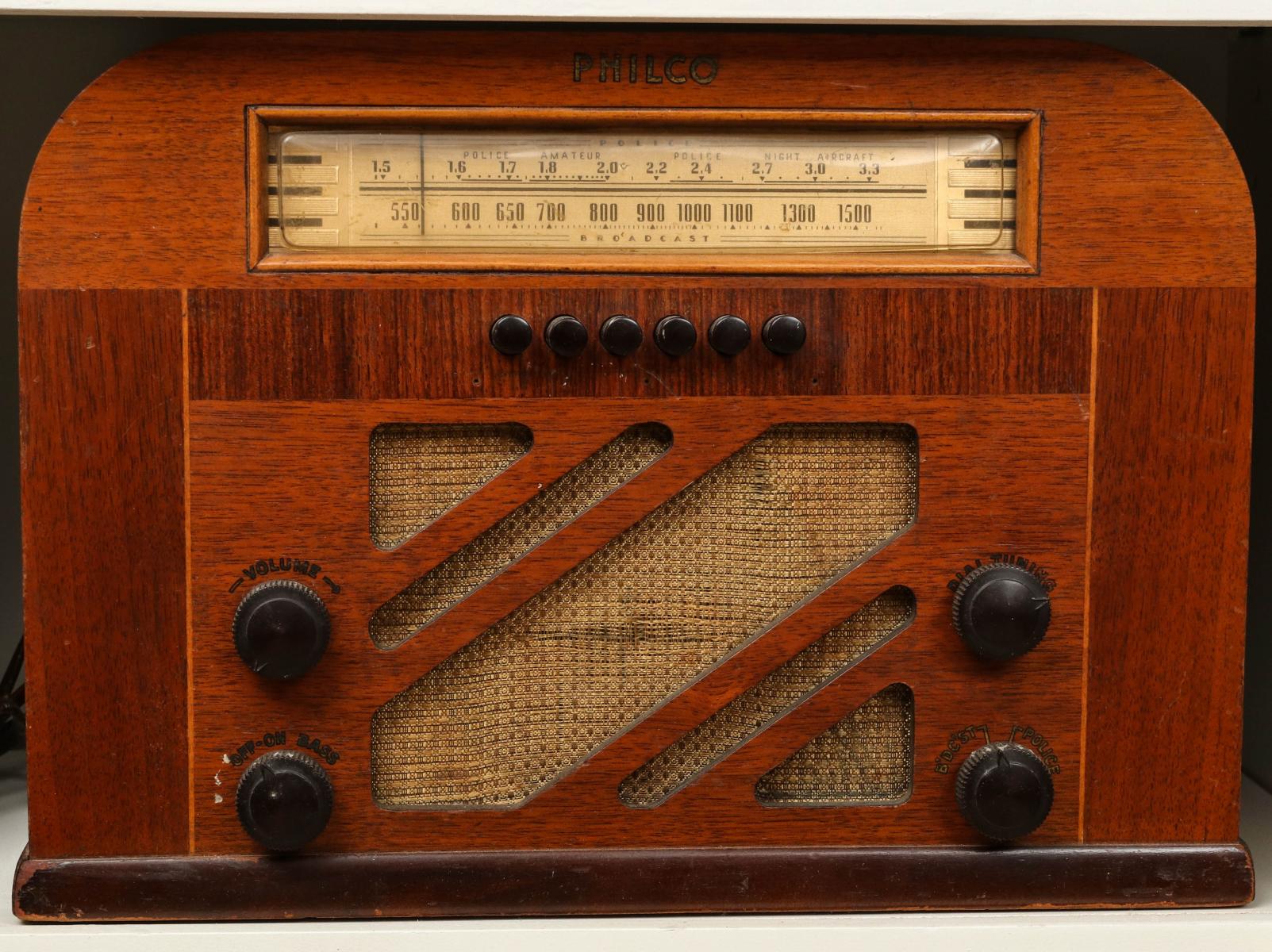 A 1930s PHILCO WOOD CASE TABLE TOP RADIO