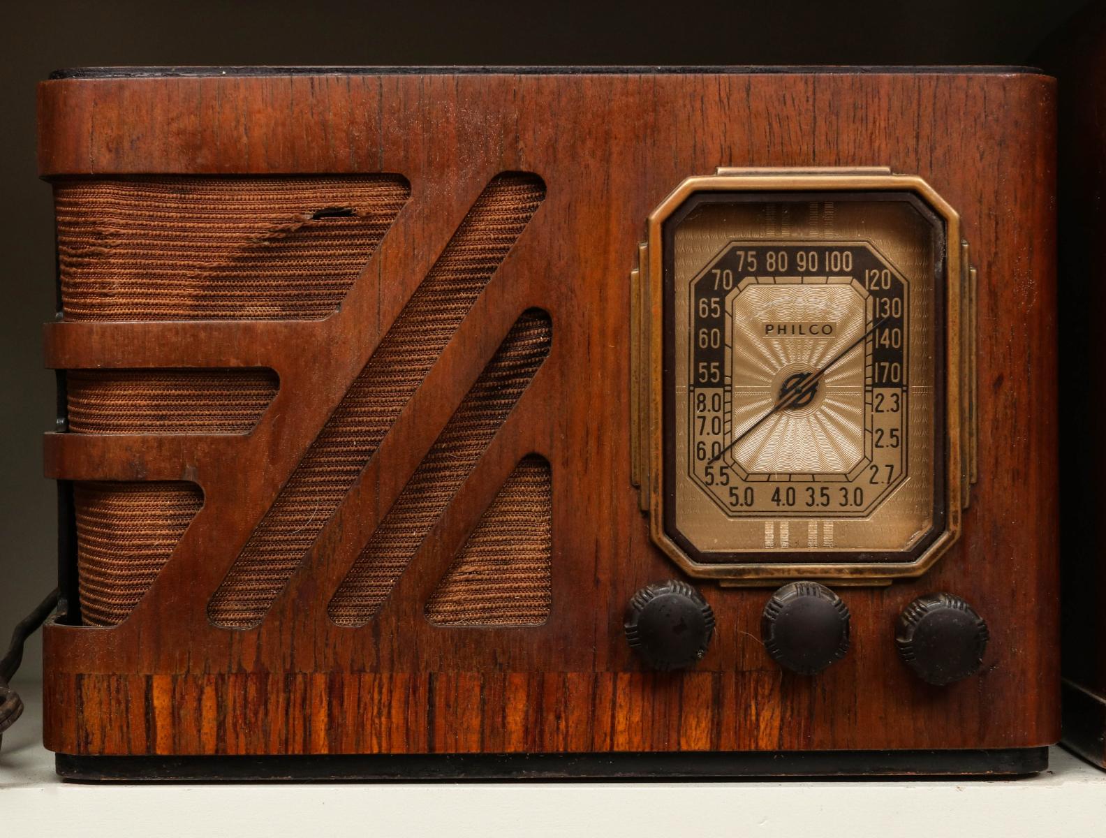A 1930s PHILCO WOOD CASE TABLE TOP RADIO