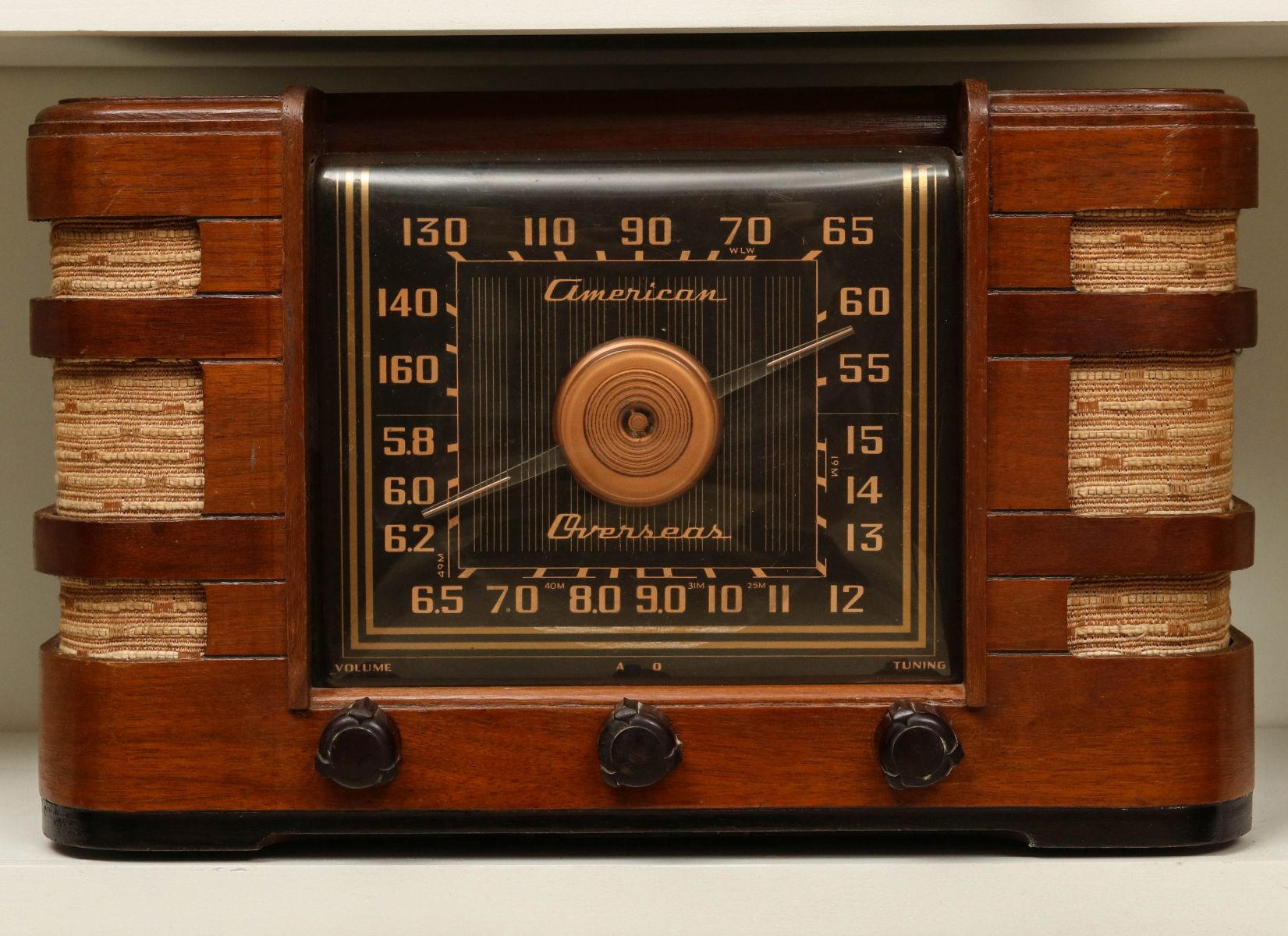 A 1940s CROSLEY WOOD CASE TABLE TOP RADIO