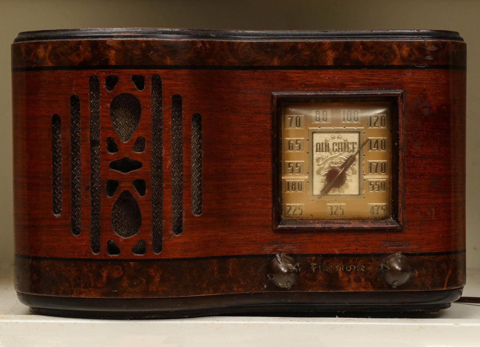 A 1930s FIRESTONE WOOD CASE TABLE TOP RADIO