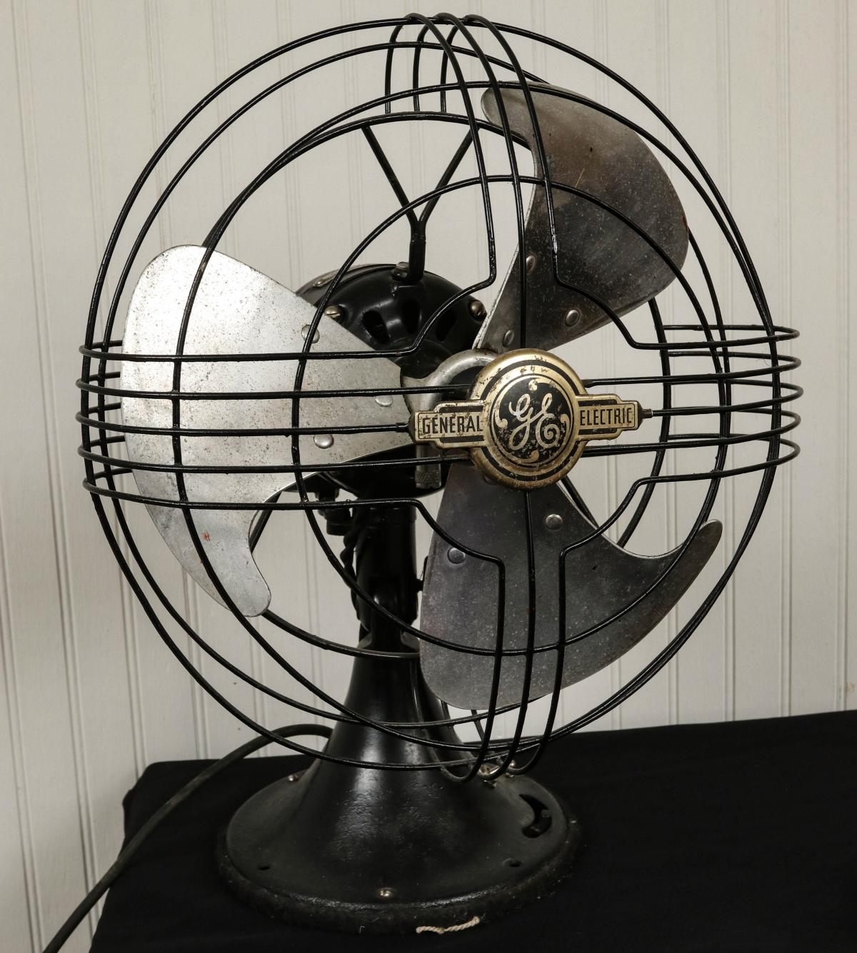 A VINTAGE, OSCILLATING GENERAL ELECTRIC TABLE FAN