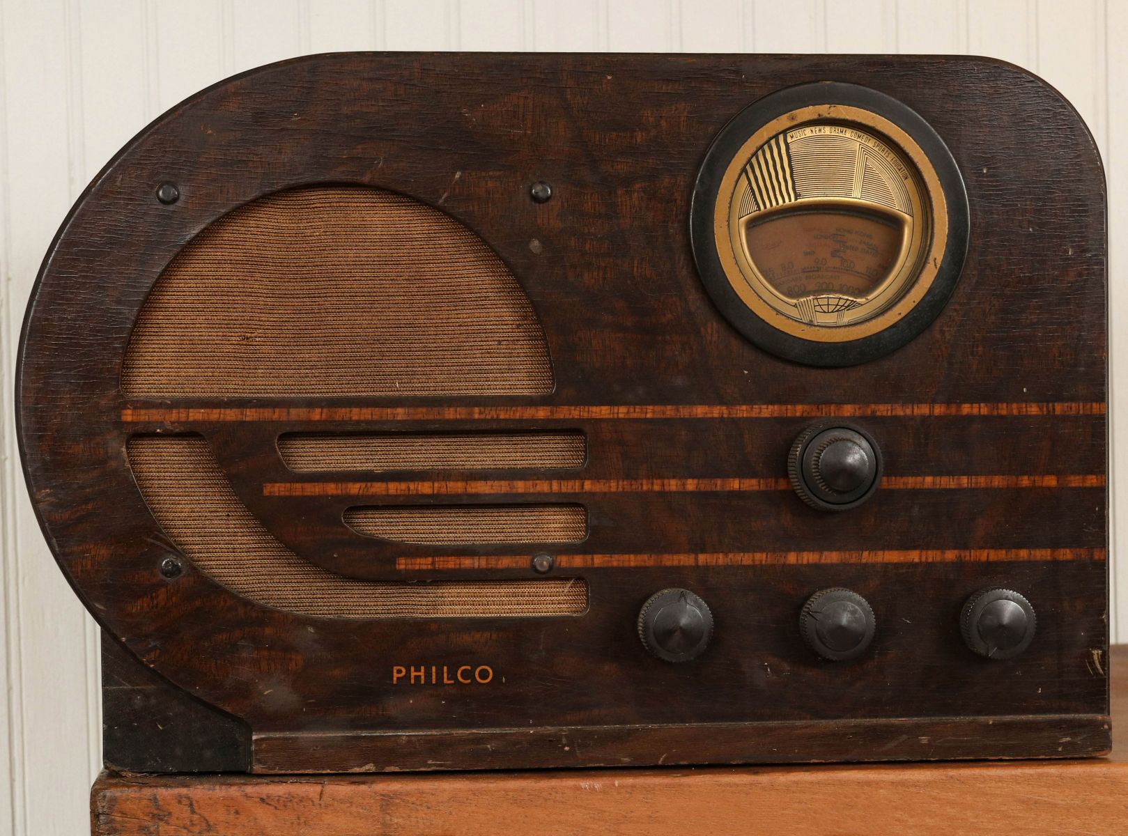 A 1930s WOOD CASE TABLE TOP RADIO