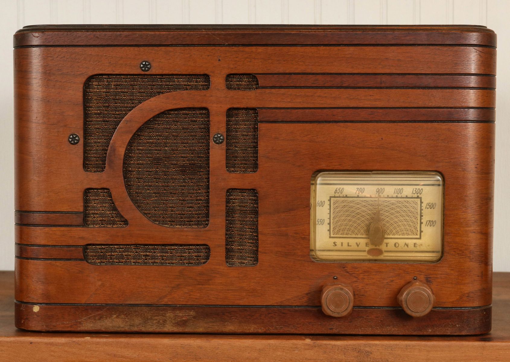 A 1930s WOOD CASE TABLE TOP RADIO