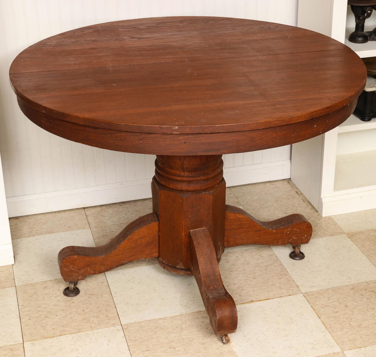 AN EARLY 20TH CENTURY ROUND OAK TABLE.