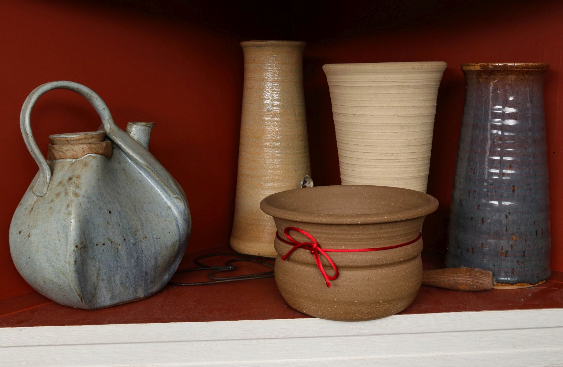 TWO SHELVES OF STUDIO POTTERY AND COLLECTIBLES