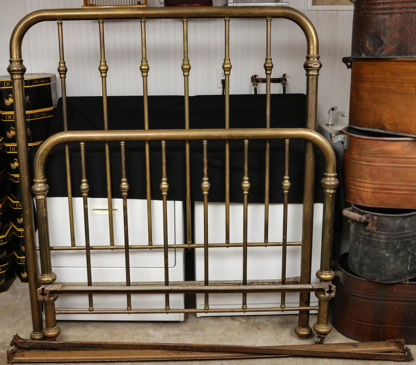 AN EARLY 20TH CENTURY BRASS BED