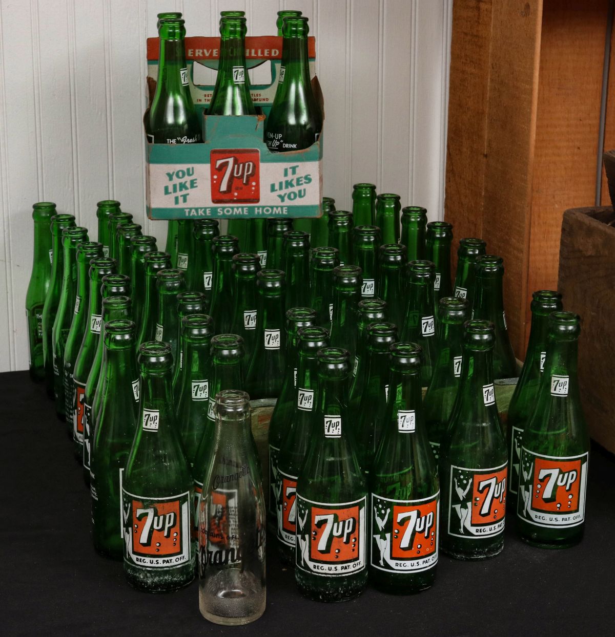 VINTAGE COLLECTIBLE 7-UP BOTTLES AND CARRIER
