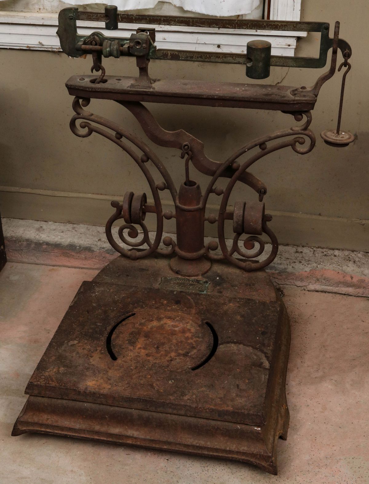 AN ANTIQUE CAST IRON COUNTRY STORE BEAM SCALE