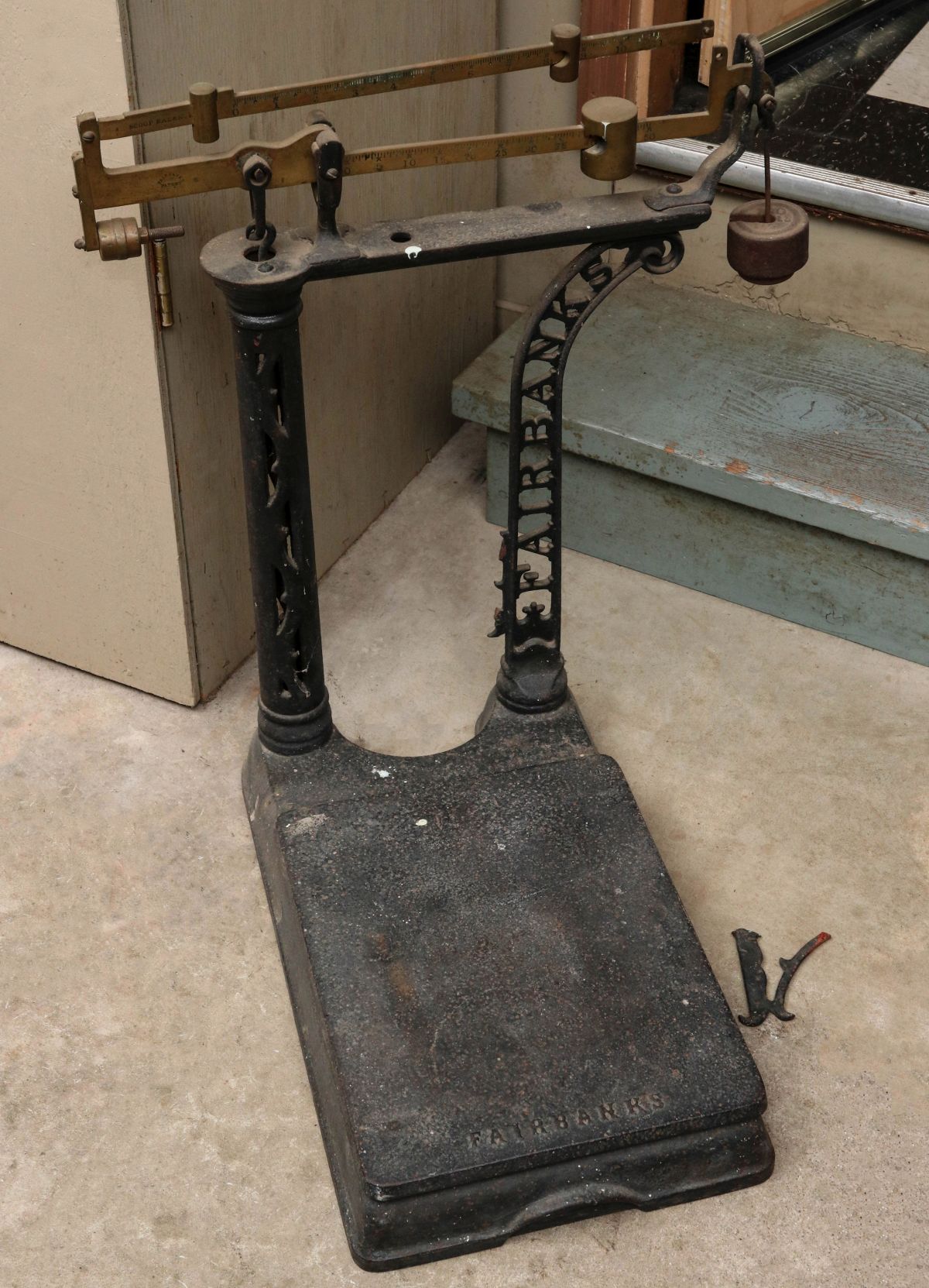 A FAIRBANKS CAST IRON SCALE WITH BREAK AS-IS