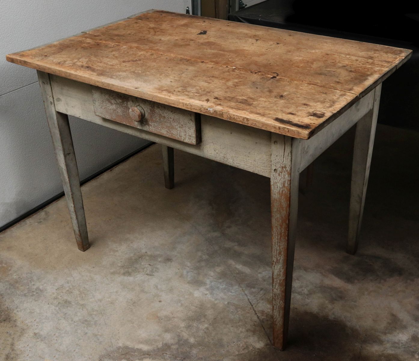 A 19C. AMERICAN SCRUB TOP WORK TABLE IN OLD PAINT