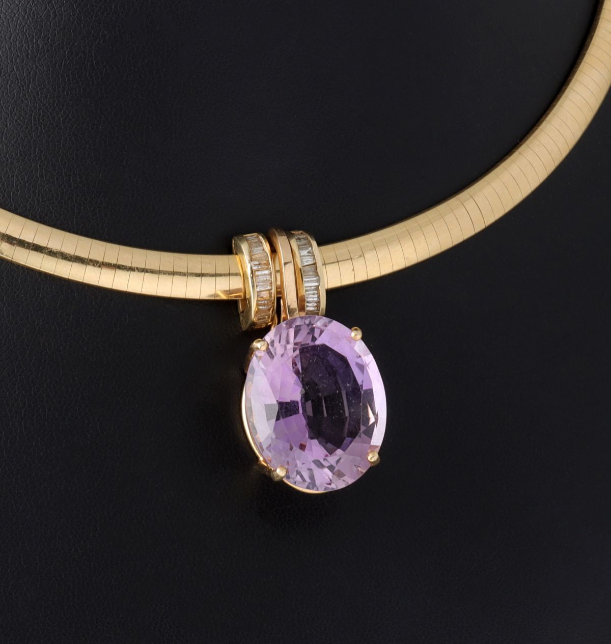 A 14K GOLD OMEGA CHOKER WITH DIAMONDS AND AMETHYST