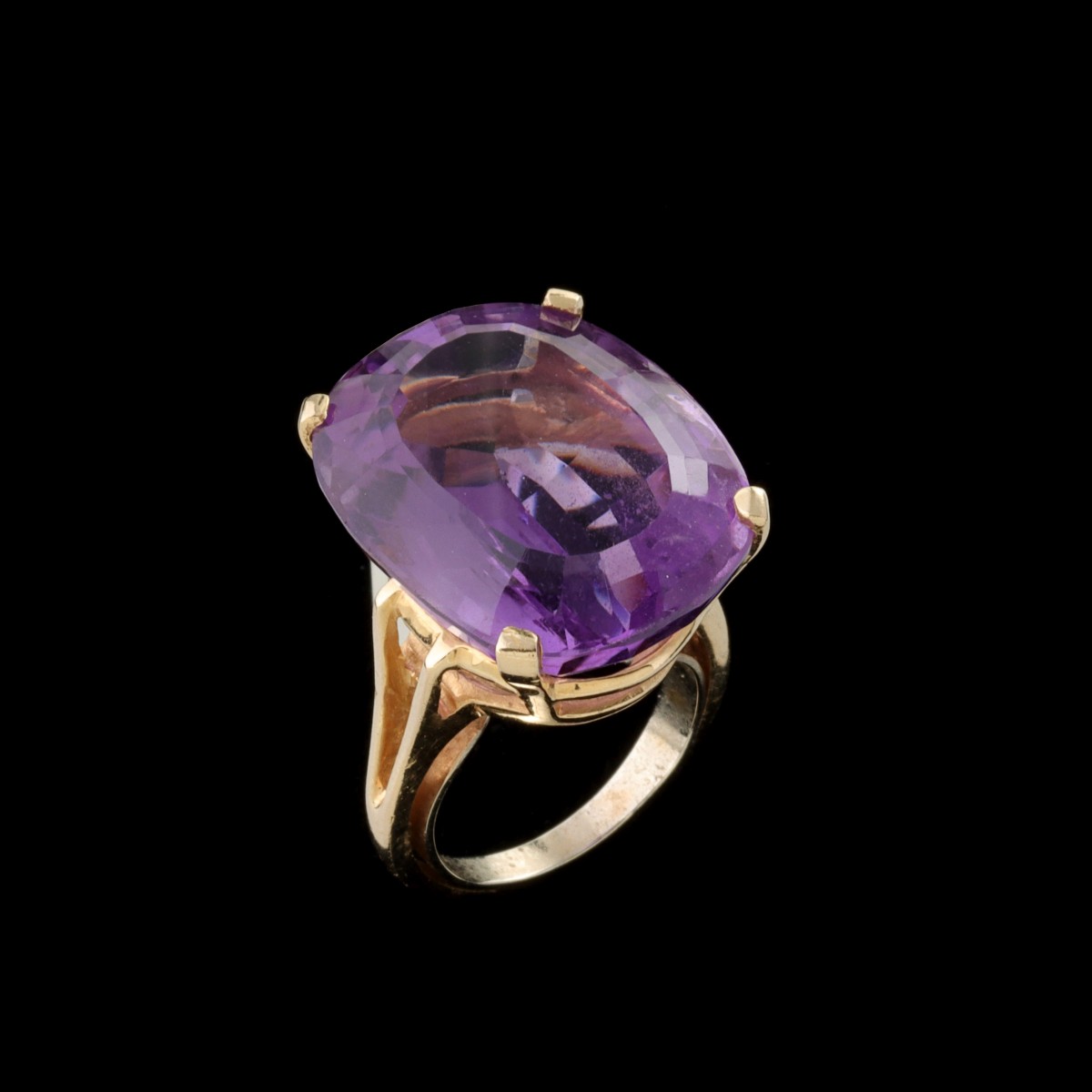 A LADIES 14K YELLOW GOLD AND OVAL AMETHYST RING