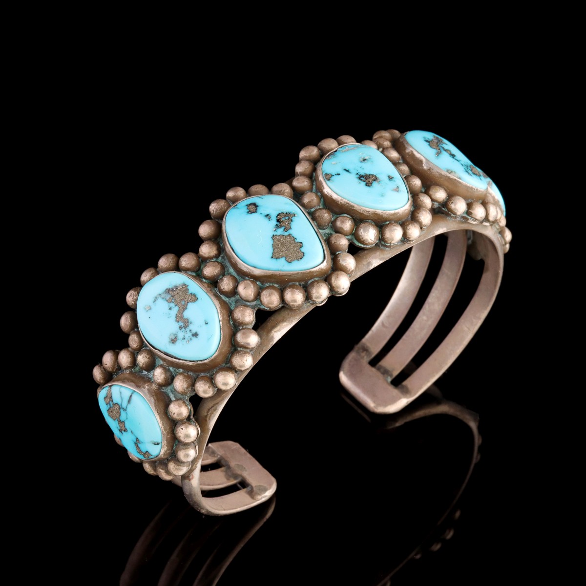 A STERLING SILVER AND KINGMAN TURQUOISE BRACELET
