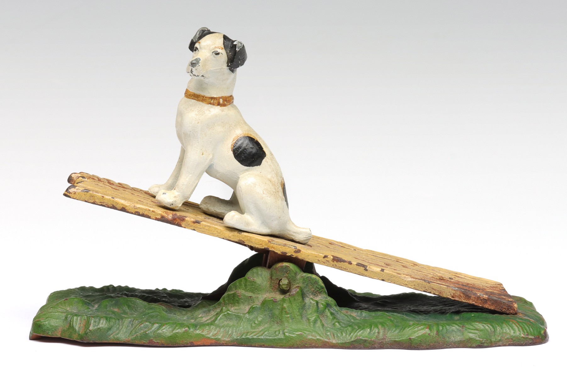 A GOOD 1920s PAINTED IRON LETTER CLIP WITH DOG
