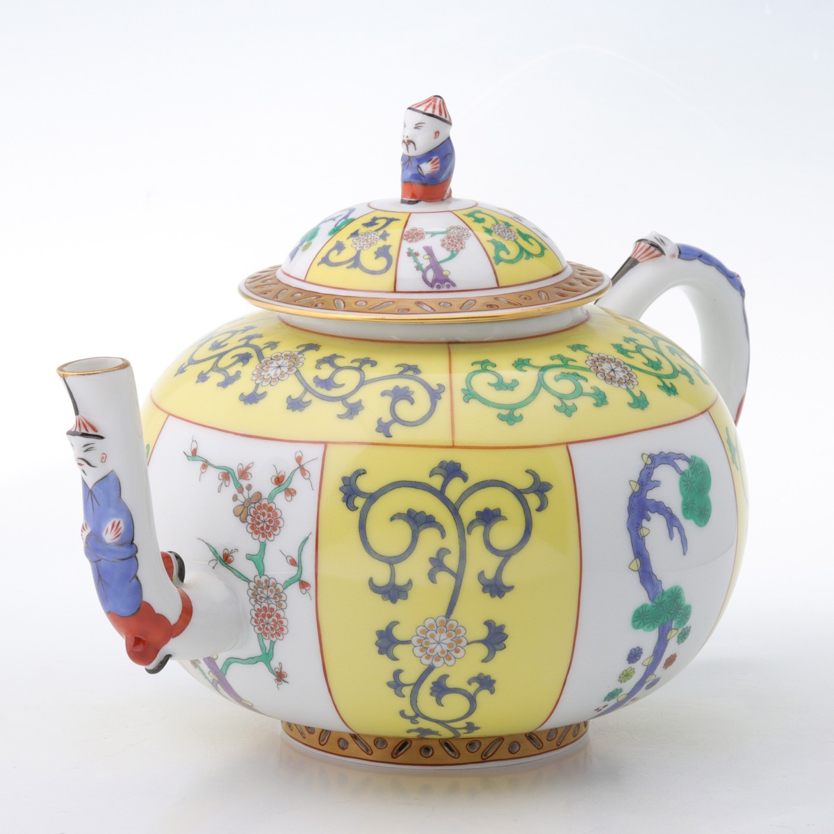 A HEREND YELLOW DYNASTY TEAPOT WITH MANDARIN FIGURES