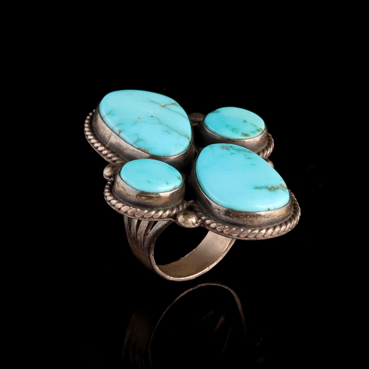 A NAVAJO MEN'S STERLING SILVER AND TURQUOISE RING