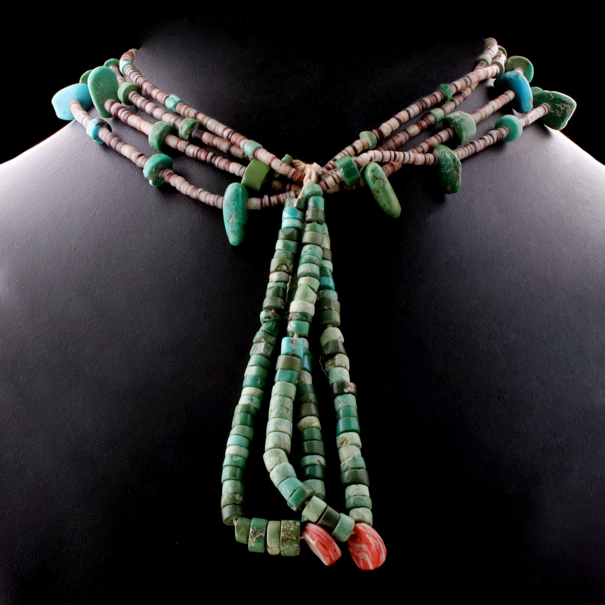 A PUEBLO TURQUOISE AND SHELL NECKLACE WITH JACLA