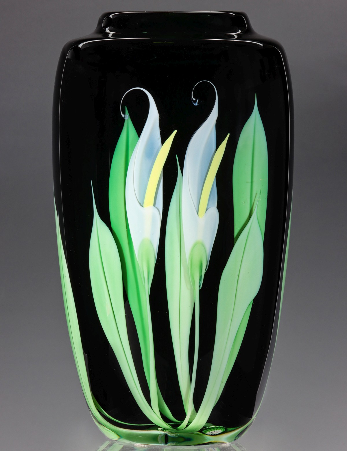 A STRIKING ORIENT & FLUME CALLA LILY VASE SIGNED BEYERS