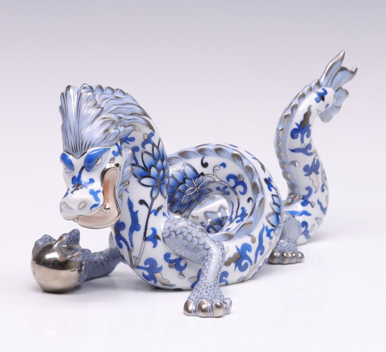 A LIMITED HEREND PLATINUM RESERVE MING DYNASTY DRAGON