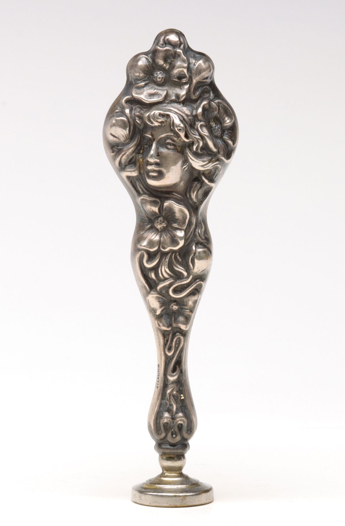 AN ART NOUVEAU STERLING SILVER WAX SEAL WITH LADY