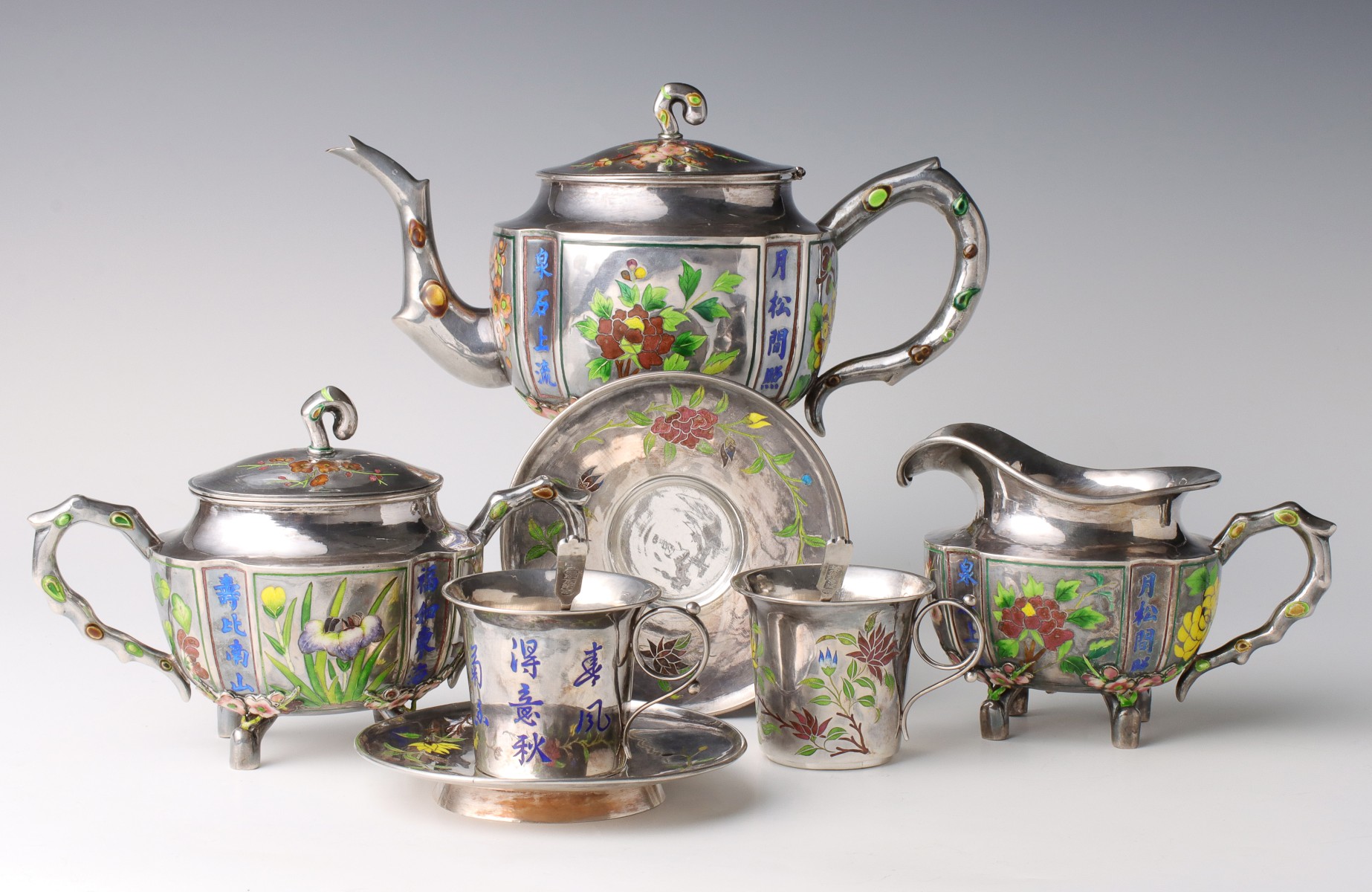 A SEVEN PIECE CHINESE EXPORT TEA SET WITH ENAMELING