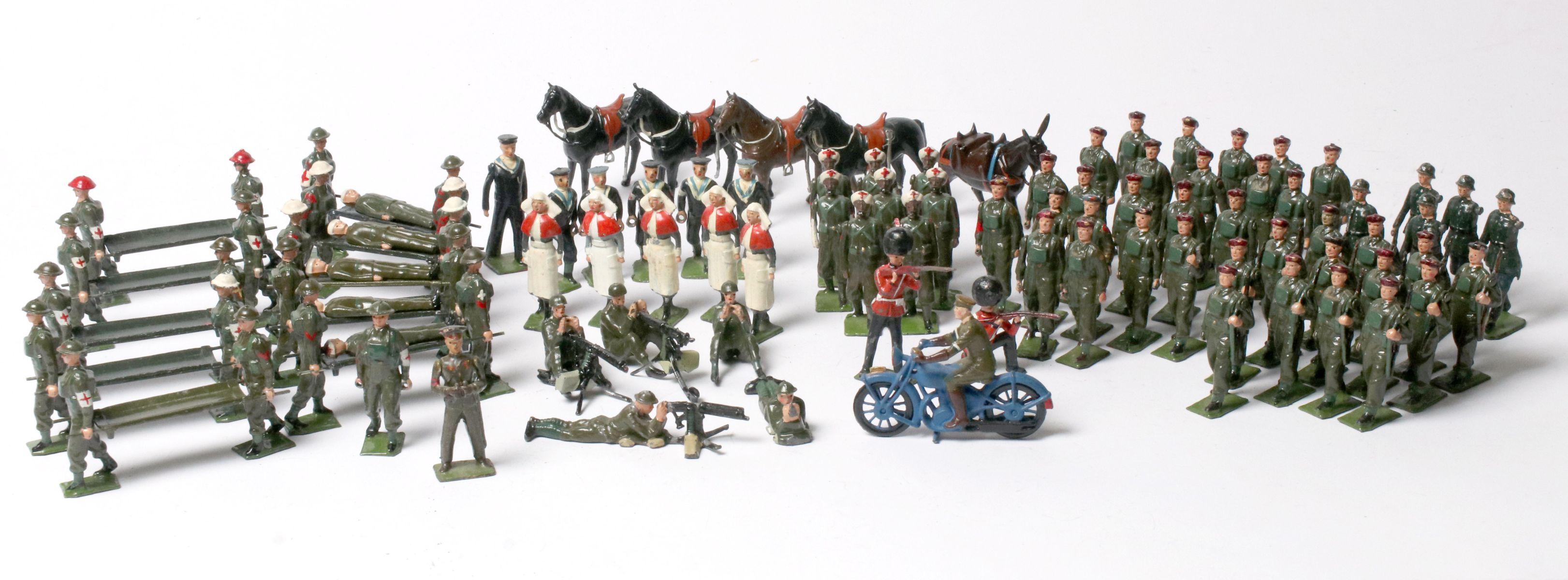 A GOOD MIXED COLLECTION OF UN-BOXED BRITAINS FIGURES
