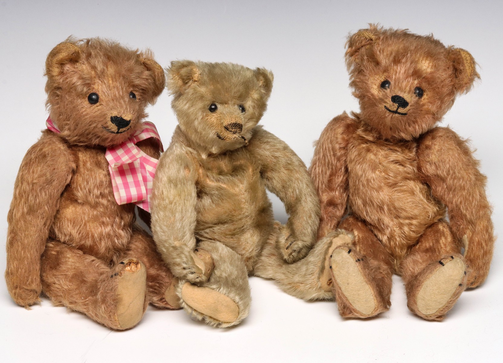 THREE ANTIQUE BEARS OF THE TYPE AND STYLE OF STEIFF