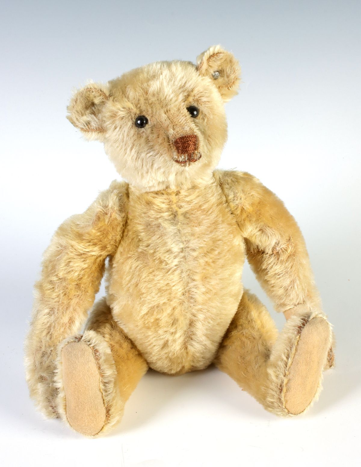 A BLONDE/GOLD STEIFF BEAR WITH BUTTON
